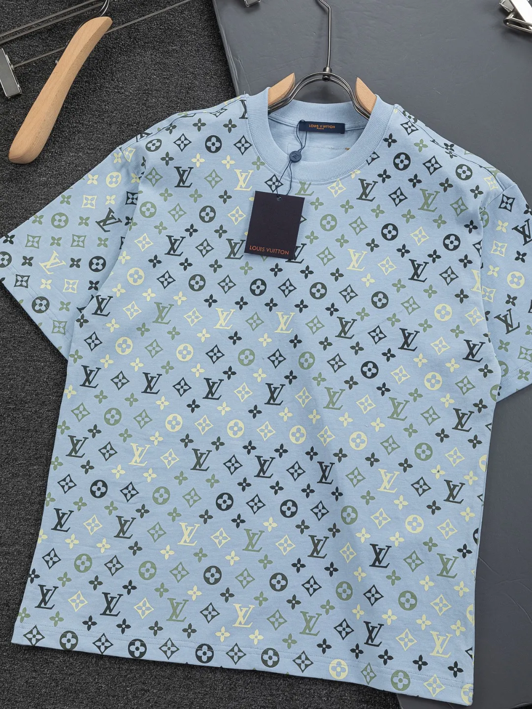 🅿️200 Louis Vuitton 1V LV lv slightly wide version S-XL LV 26ss new products are available at the counter simultaneously. Multiple craftsmanship. Chest patch letters 🪡 embroidery. Back patch letters four-leaf clover 🍀🪡 embroidery. Round neck short-sleeved T-shirt, same style for men and women! Consigned to one-to-one creation. Synchronized with the official website, pure cotton fabrics at the counter! It is close to the skin and comfortable, durable and easy to wear. It has a classic and simple logo design and meticulous original craftsmanship. Short-sleeves, a must-have item for men, do not appear to be the same for the general public, but must be unique and eye-catching. This LV short-sleeve is all about quality, comfort, the same shape and fashion as always, including fabrics and cutting techniques. All of them have been made with great effort! 320 grams of washed pure cotton fabric, pure cotton is breathable, very refreshing and comfortable for daily wear. The rib knitting on the neckline is smooth and tight, and the neckline will not be skewed if you toss it at will. The loose version, you will find that it looks really good on the upper body. The overall is minimalist and neat, super versatile for daily use! Pair it casually with a pair of pants for a youthful look. A T-shirt will make your outfit crazy. It is a fashionable item that can never go wrong! Color: Green Blue Purple Size: S-XL Size chart: S: Shoulder width 50-Bust 56-Length 70 M: Shoulder width 52-Bust 57-Length 72 L: Shoulder width 54-Bust 59-Length 74 XL: Shoulder width 56-Bust 62-Length 76